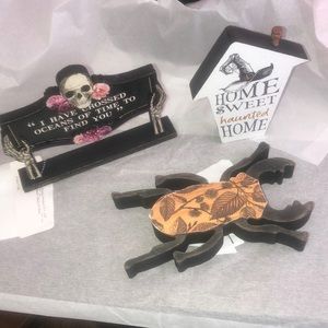 Michael’s sample, lot of three Halloween decoration.